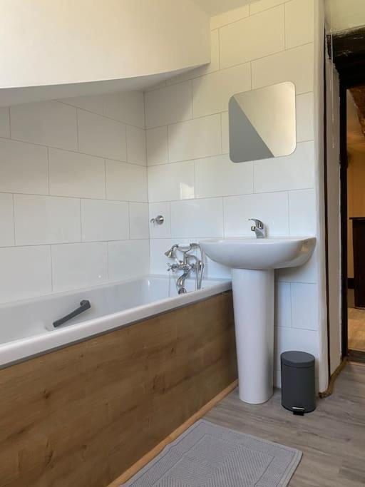 Spacious 1 Bed Home With Shared Pool Champagnac-la-Rivière المظهر الخارجي الصورة